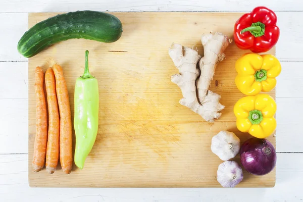 Assortimento di diverse verdure fresche colorate sul tagliere . — Foto Stock