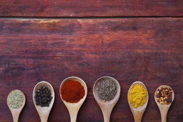 otlar ve baharatlar dolu kaşık