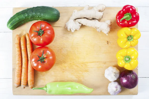 Assortimento di diverse verdure fresche colorate sul tagliere . — Foto Stock