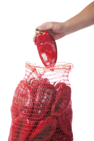 Χέρι με κόκκινες πιπεριές σε τσάντα τσουβάλι — Φωτογραφία Αρχείου