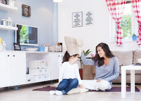 Mãe e filha na sala de estar — Fotografia de Stock