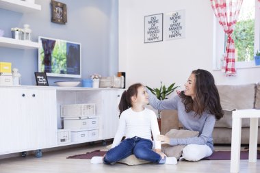 Anne ve kızı oynuyor.