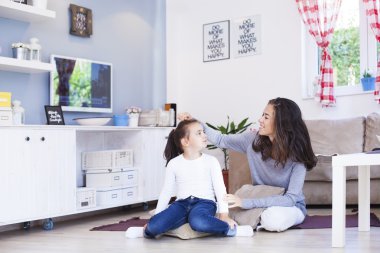 Anne ve kızı oturma odasında