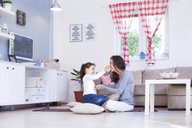 Anne ve kızı oturma odasında