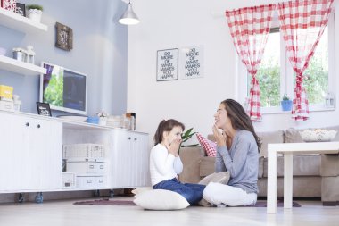 Anne ve kızı oturma odasında