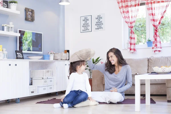 Maman et fille dans le salon — Photo