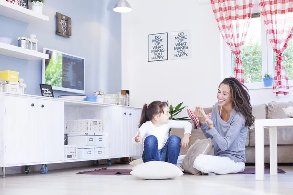 Mamma och dotter i vardagsrummet — Stockfoto