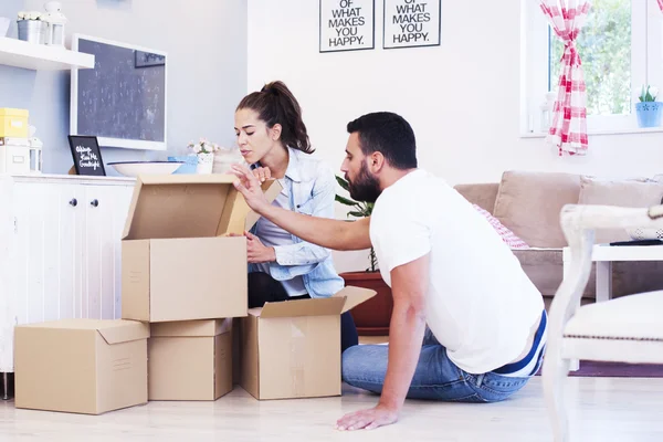 Pareja mudándose a la nueva casa — Foto de Stock