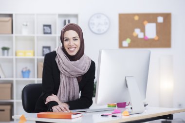 Onun ofisinde çalışan güzel Arapça iş kadın