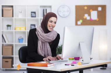 Onun ofisinde çalışan güzel Arapça iş kadın