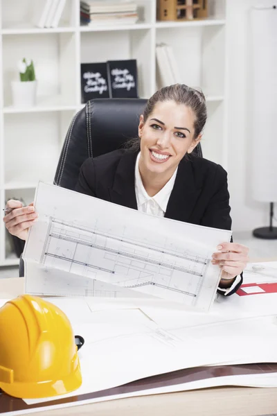 Vrouw architect werken in office — Stockfoto