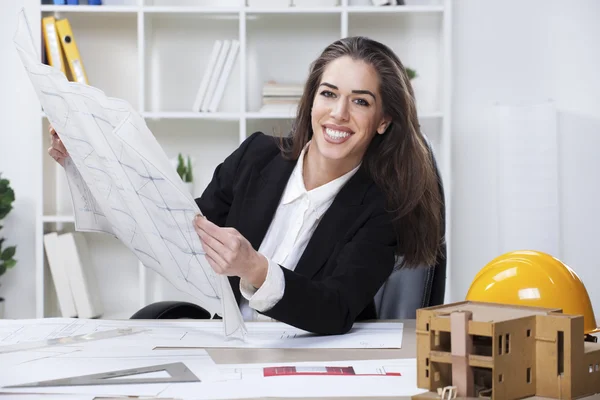 Architecte femme travaillant au bureau — Photo