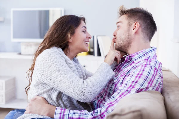 Çift kanepede sarılma