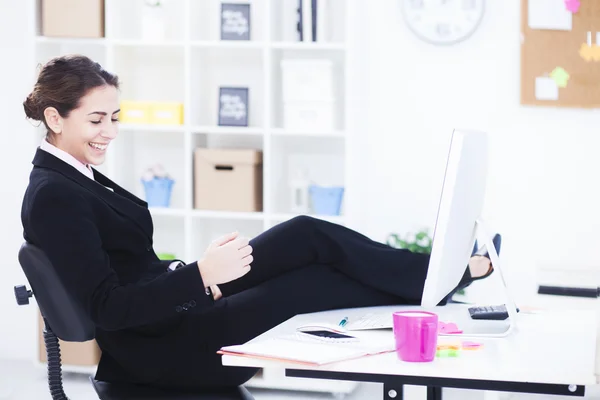 Empresária trabalhando em sua mesa — Fotografia de Stock