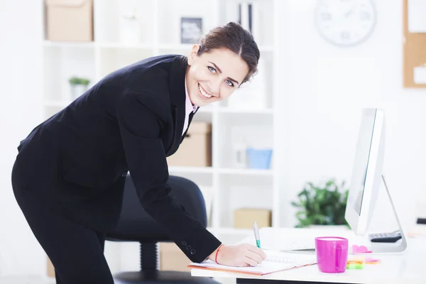 Empresária trabalhando em sua mesa — Fotografia de Stock