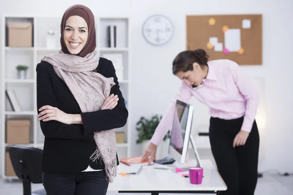 Belle femme d'affaires arabe travaillant dans son bureau — Photo