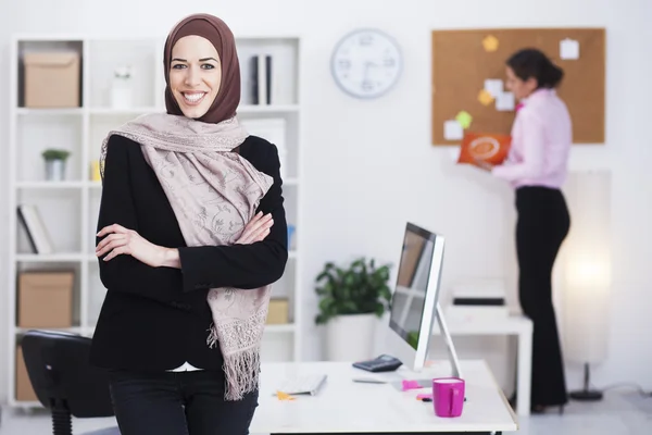 Indah Arab bisnis wanita bekerja di kantornya — Stok Foto