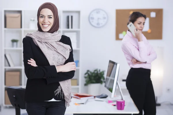 Schöne arabische Geschäftsfrau arbeitet in ihrem Büro — Stockfoto