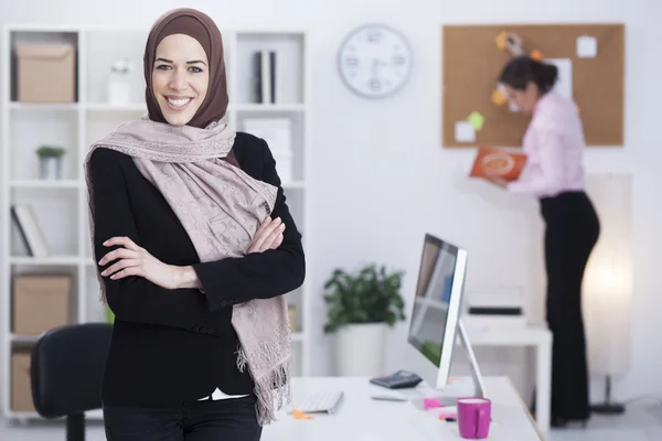 Belle femme d'affaires arabe travaillant dans son bureau — Photo