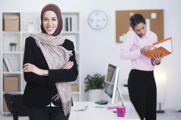 그녀의 사무실에서 일 하는 아름 다운 아랍 비즈니스 우먼 — 스톡 사진