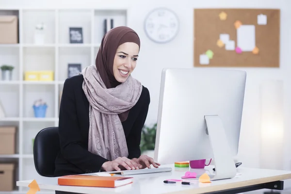 Indah Arab bisnis wanita bekerja di kantornya — Stok Foto