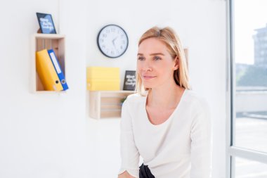 iş yerinde çalışan kadın