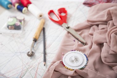 Dikiş arka plan. Dikiş tali gereçleri ve kağıt model.