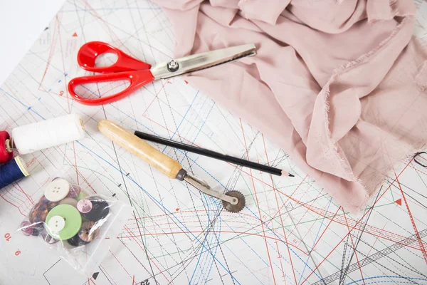 Fondo de costura. Accesorios de costura y en un patrón de papel . — Foto de Stock