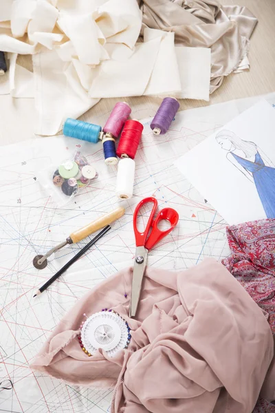 Fondo de costura. Accesorios de costura y en un patrón de papel . — Foto de Stock