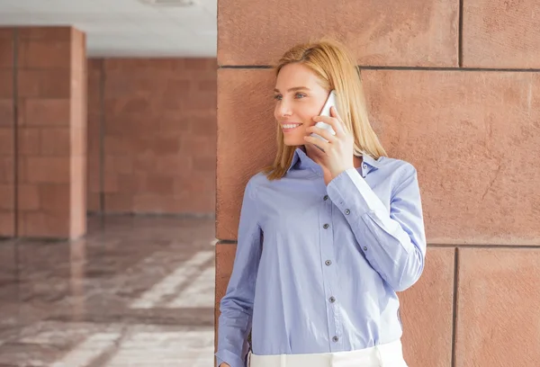 Mulher loira falando no telefone — Fotografia de Stock