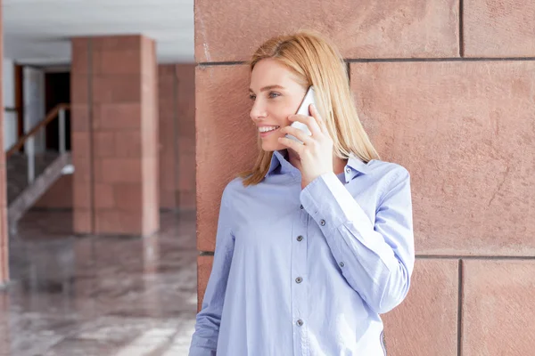 Mulher loira falando no telefone — Fotografia de Stock