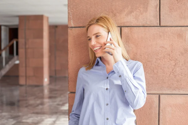 Mulher loira falando no telefone — Fotografia de Stock