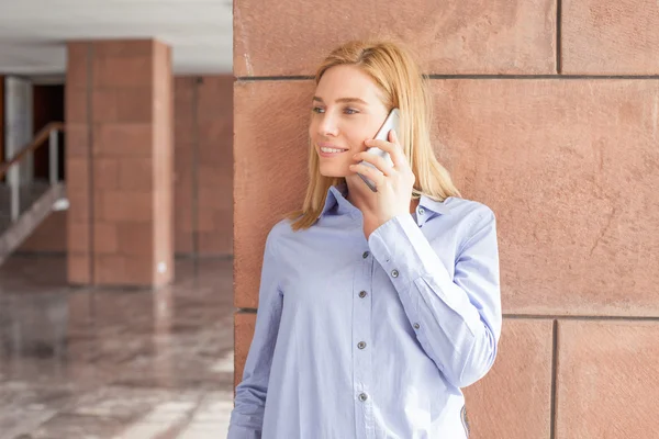 Kobieta blonde rozmowy na telefon — Zdjęcie stockowe