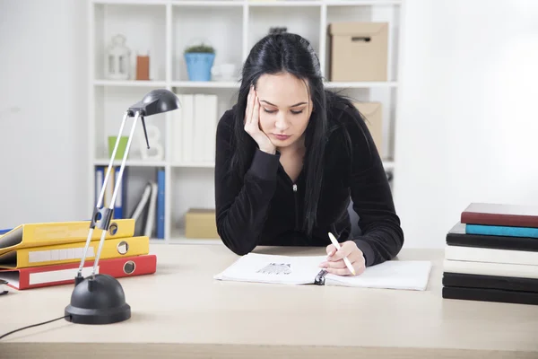 소파에 앉아 공부 하는 학생 — 스톡 사진