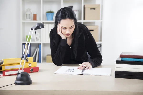 Estudiante estudiando sentado en el sofá — Foto de Stock