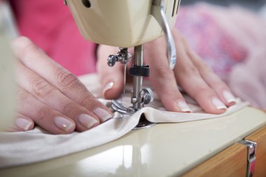 Kadının elleri arkasında onun dikiş