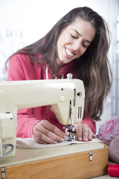 Женские руки за шитьем
