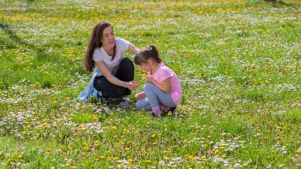 Mutter mit Tochter im Park — Stockfoto