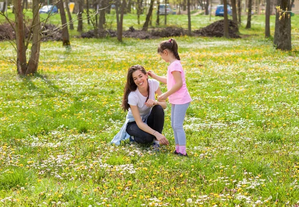 Moeder met dochter in park — Stockfoto