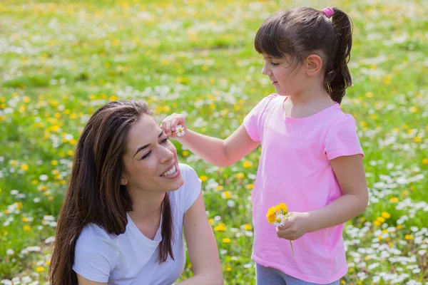 Mutter mit Tochter im Park — Stockfoto