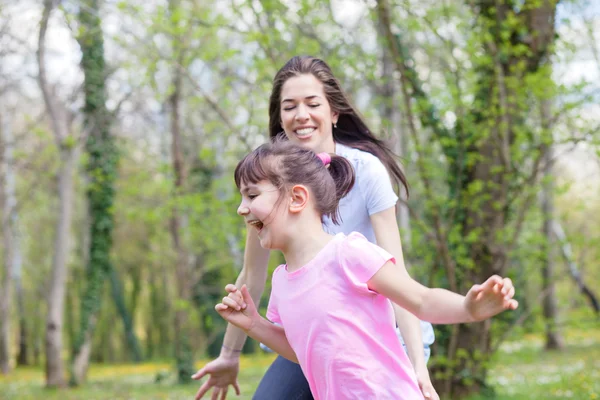 Mère avec fille dans le parc — Photo