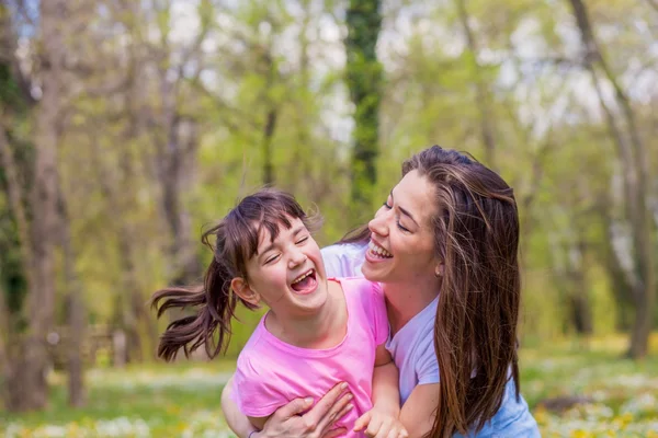 Mutter mit Tochter im Park — Stockfoto