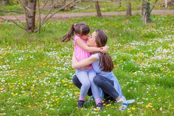 Mutter mit Tochter im Park — Stockfoto