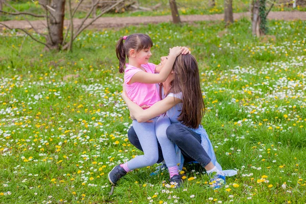 Mutter mit Tochter im Park — Stockfoto