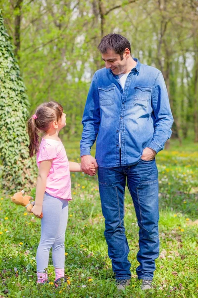 Отец с дочерью в парке — стоковое фото