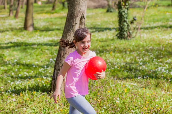 Jente med ball i parken – stockfoto