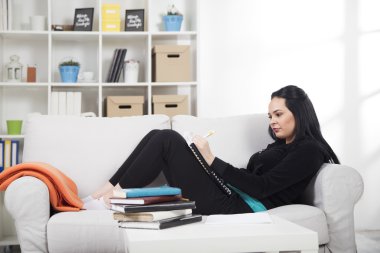 Öğrenci bir kanepede oturan