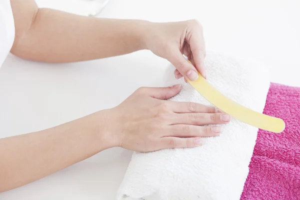 Vrouw polijsten vingernagels — Stockfoto