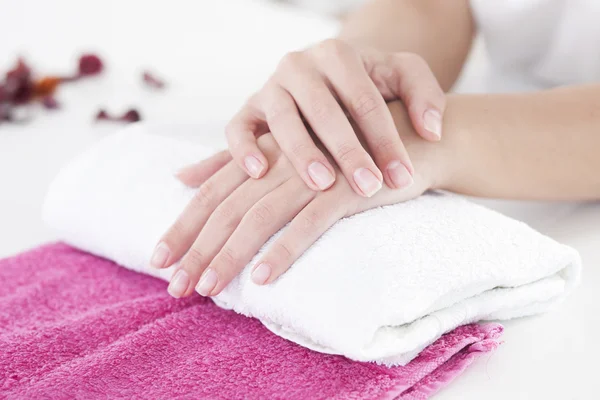 Kobieta ręce w salonie manicure — Zdjęcie stockowe