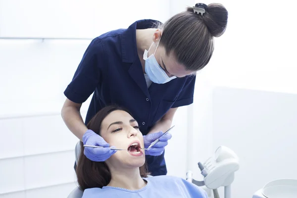 Paciente mulher em tratamento dentário — Fotografia de Stock